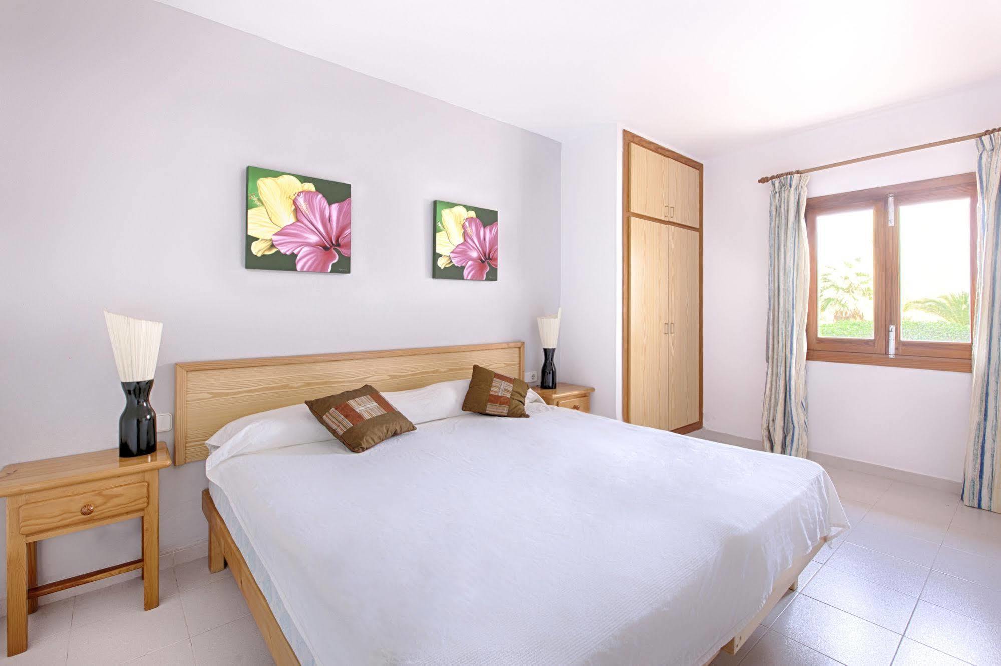 Apartamentos Colomar Санта-Еулалія-дель-Ріо Екстер'єр фото